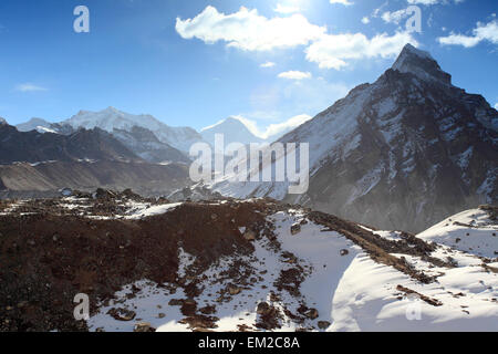 Movimento delle nubi sulle montagne Everest, Gyazumba ghiacciaio, Himalaya, Nepal. Foto Stock