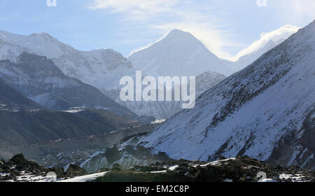 Movimento delle nubi sulle montagne Gyazumba ghiacciaio, Himalaya, Nepal. Foto Stock