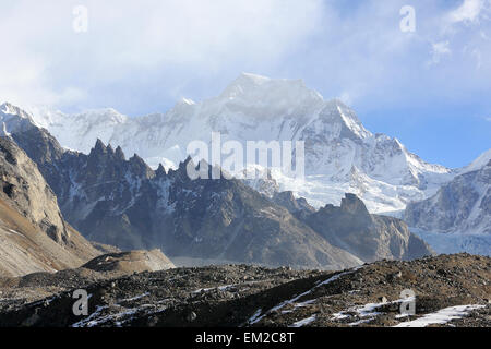 Movimento delle nubi sulle montagne Gyazumba ghiacciaio, Himalaya, Nepal. Foto Stock