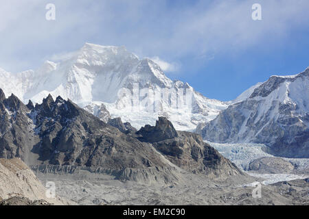 Movimento delle nubi sulle montagne Gyazumba ghiacciaio, Himalaya, Nepal. Foto Stock