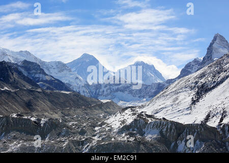 Movimento delle nubi sulle montagne Everest, Renjo Pass. Himalaya, Nepal. Foto Stock