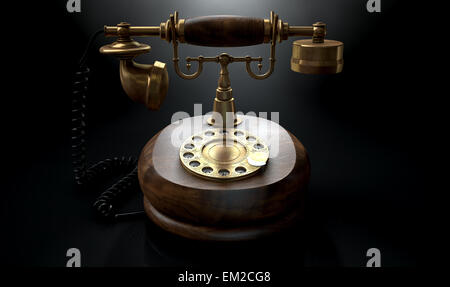 Un vintage in legno e ottone il telefono con un ricevitore e comporre abbellimenti isolato su un buio di sfondo per studio Foto Stock