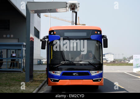 Ningbo. Xvi Apr, 2015. Foto realizzata il 16 aprile 2015 illustra un 18-metro-lunga BRT con super condensatore a Ningbo base della Cina Ferrovia Meridionale (CRS) a Ningbo, Cina orientale della provincia di Zhejiang. Filobus con super condensatore featured alta potenza start-up, ricarica rapida ed elevata efficienza di riciclo. Essi saranno completamente carica in corrispondenza di una stazione di autobus entro trenta secondi e l'esecuzione di oltre 5 chilometri. La vita di servizio per un tale servizio di filobus durerà più a lungo come 12 anni. © Ju Huanzong/Xinhua/Alamy Live News Foto Stock