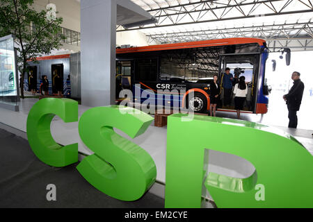 Ningbo. Xvi Apr, 2015. Foto realizzata il 16 aprile 2015 illustra un 18-metro-lunga BRT con super condensatore a Ningbo base della Cina Ferrovia Meridionale (CRS) a Ningbo, Cina orientale della provincia di Zhejiang. Filobus con super condensatore featured alta potenza start-up, ricarica rapida ed elevata efficienza di riciclo. Essi saranno completamente carica in corrispondenza di una stazione di autobus entro trenta secondi e l'esecuzione di oltre 5 chilometri. La vita di servizio per un tale servizio di filobus durerà più a lungo come 12 anni. © Ju Huanzong/Xinhua/Alamy Live News Foto Stock