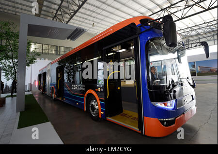 Ningbo. Xvi Apr, 2015. Foto realizzata il 16 aprile 2015 illustra un 18-metro-lunga BRT con super condensatore a Ningbo base della Cina Ferrovia Meridionale (CRS) a Ningbo, Cina orientale della provincia di Zhejiang. Filobus con super condensatore featured alta potenza start-up, ricarica rapida ed elevata efficienza di riciclo. Essi saranno completamente carica in corrispondenza di una stazione di autobus entro trenta secondi e l'esecuzione di oltre 5 chilometri. La vita di servizio per un tale servizio di filobus durerà più a lungo come 12 anni. © Ju Huanzong/Xinhua/Alamy Live News Foto Stock