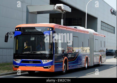 Ningbo. Xvi Apr, 2015. Foto realizzata il 16 aprile 2015 illustra un 18-metro-lunga BRT con super condensatore a Ningbo base della Cina Ferrovia Meridionale (CRS) a Ningbo, Cina orientale della provincia di Zhejiang. Filobus con super condensatore featured alta potenza start-up, ricarica rapida ed elevata efficienza di riciclo. Essi saranno completamente carica in corrispondenza di una stazione di autobus entro trenta secondi e l'esecuzione di oltre 5 chilometri. La vita di servizio per un tale servizio di filobus durerà più a lungo come 12 anni. © Ju Huanzong/Xinhua/Alamy Live News Foto Stock