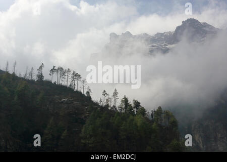 Movimento delle nubi sulle montagne, Himalaya, Nepal. Foto Stock