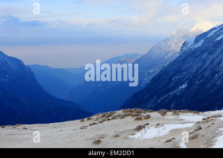 Movimento delle nubi sulle montagne, Himalaya, Nepal Foto Stock