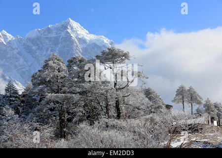 Movimento delle nubi sulle montagne Kongde Ri, Himalaya, Nepal Foto Stock