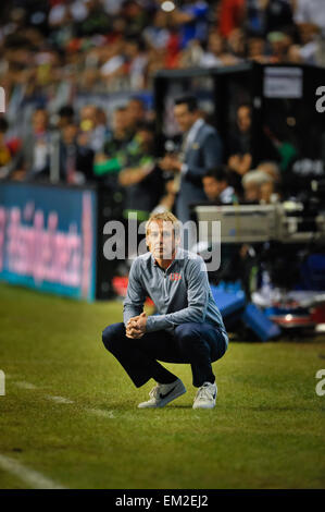 San Antonio, TX, Stati Uniti d'America. Xv Apr, 2015. Stati Uniti d'America allenatore della squadra di Jurgen Klinsmann orologi dall'emarginare durante una partita amichevole mercoledì 15 aprile 2015 al Alamodome a San Antonio, Texas. Noi la nazionale maschile ha sconfitto il Messico, 2-0. © Bahram Mark Sobhani/ZUMA filo/Alamy Live News Foto Stock