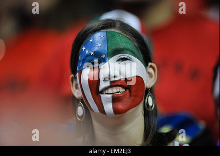 San Antonio, TX, Stati Uniti d'America. Xv Apr, 2015. Una ventola con entrambi gli Stati Uniti e il Messico faccia vernice è visto durante una partita amichevole mercoledì 15 aprile 2015 al Alamodome a San Antonio, Texas. Noi la nazionale maschile ha sconfitto il Messico, 2-0. © Bahram Mark Sobhani/ZUMA filo/Alamy Live News Foto Stock