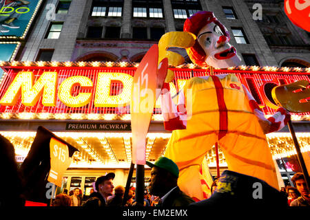 Gli attivisti parade un grande 'Ronnie McDonald' puppet davanti al McDonalds a una lotta per $15 dimostrazione in Times Square Foto Stock