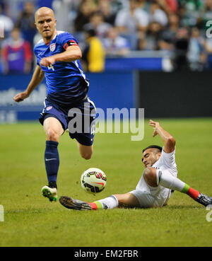 San Antonio, TX, Stati Uniti d'America. Xv Apr, 2015. USA il capitano Michael Bradley dribbling passato il Messico di Mario Osuna durante una partita amichevole mercoledì 15 aprile 2015 al Alamodome a San Antonio, Texas. Noi la nazionale maschile ha sconfitto il Messico, 2-0. © Bahram Mark Sobhani/ZUMA filo/Alamy Live News Foto Stock