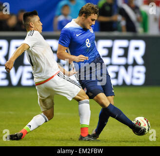 San Antonio, TX, Stati Uniti d'America. Xv Apr, 2015. Il Messico di Efrain Velarde difende USA il Giordano Morris durante una partita amichevole mercoledì 15 aprile 2015 al Alamodome a San Antonio, Texas. Noi la nazionale maschile ha sconfitto il Messico, 2-0. © Bahram Mark Sobhani/ZUMA filo/Alamy Live News Foto Stock