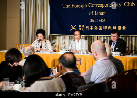 Shigeaki Koga parla durante una conferenza stampa presso i corrispondenti stranieri' Club del Giappone il 16 aprile 2015, Tokyo, Giappone. L'ex Ministero dell'Economia, del Commercio e dell'Industria (METI) burocrate ha affrontato la questione della libertà di espressione e di stampa in Giappone. Nel febbraio Koga ha insistito sul fatto che a causa del modulo di pressione del governo che non piace la sua critica, egli era in fase di spegnimento forzato le principali TV Asahi evening news programma 'Houdou Stazione". Egli ritiene che tale pressione è applicata anche in altre aree di media che criticano il Primo Ministro Abe politica. Koga ha parlato anche di sua propria f Foto Stock