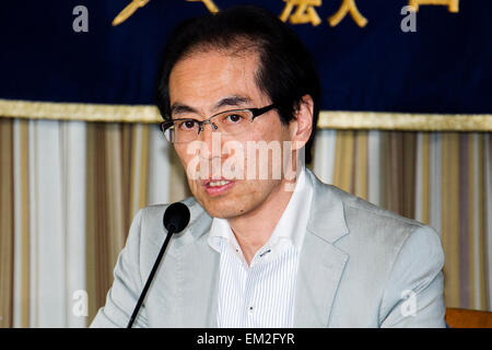 Shigeaki Koga parla durante una conferenza stampa presso i corrispondenti stranieri' Club del Giappone il 16 aprile 2015, Tokyo, Giappone. L'ex Ministero dell'Economia, del Commercio e dell'Industria (METI) burocrate ha affrontato la questione della libertà di espressione e di stampa in Giappone. Nel febbraio Koga ha insistito sul fatto che a causa del modulo di pressione del governo che non piace la sua critica, egli era in fase di spegnimento forzato le principali TV Asahi evening news programma 'Houdou Stazione". Egli ritiene che tale pressione è applicata anche in altre aree di media che criticano il Primo Ministro Abe politica. Koga ha parlato anche di sua propria f Foto Stock