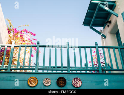 Colorata little terrazza a Santorini. La Grecia Foto Stock