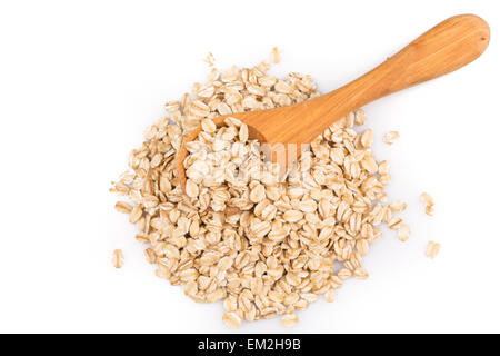 Close up di fiocchi di avena in cucchiaio di legno su sfondo bianco Foto Stock