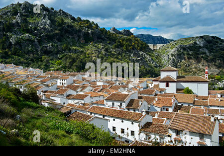 Il villaggio bianco di Grazalema, Sierra de Grazalema parco naturale, la provincia di Cadiz Cadice, Andalusia, Spagna Foto Stock