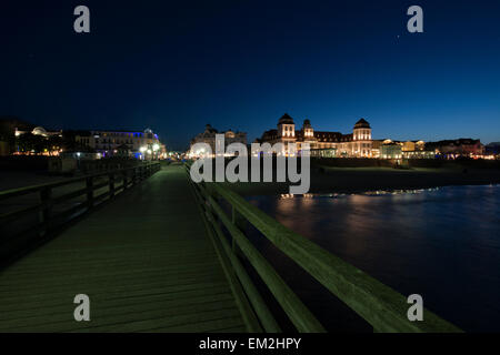 Spa hotel e il molo di notte, Binz, Ruegen, Meclemburgo-Pomerania, Germania Foto Stock