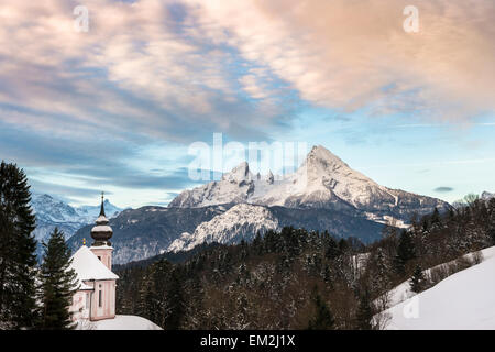 Chiesa del pellegrinaggio di Maria Gern in inverno, Watzmann dietro, Distretto di Berchtesgaden, Baviera, Germania Foto Stock