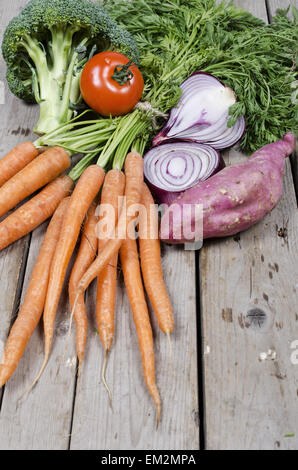 Una sana azienda agricola biologica alimenti biologici o eco friendly cibo steso su sfondo di legno Foto Stock