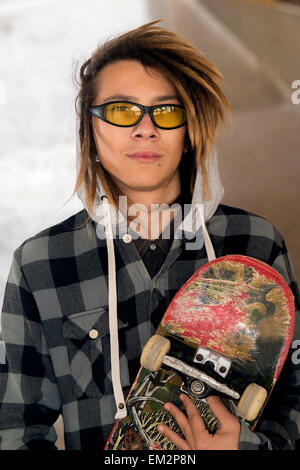 Ritratto di uno stile di vita di un giovane uomo all'aperto toni caldi filtro applicato Foto Stock