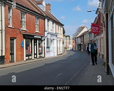 Red Lion Street nella storica Norfolk città mercato di Aylsham con volgare edifici georgiani in materiali locali. Foto Stock