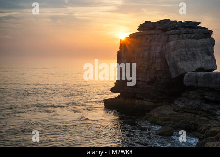 Scogliera rocciosa paesaggio con tramonto sull'oceano Foto Stock