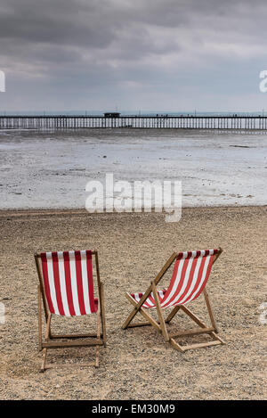 Svuotare sdraio sulla spiaggia del Giubileo in Southend on un giorno nuvoloso. Foto Stock