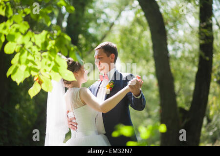 Felice coppia danzante nel parco verde Foto Stock