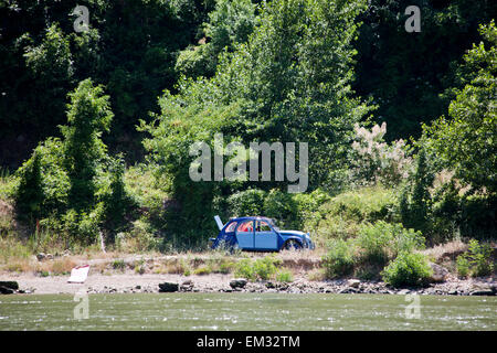 Una Citroen 2CV su una riva Foto Stock