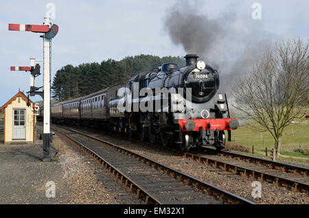 Un treno a vapore si avvicina Weybourne stazione sulla North Norfolk ferroviari con un servizio di Holt il lunedì di Pasqua 2015. Foto Stock