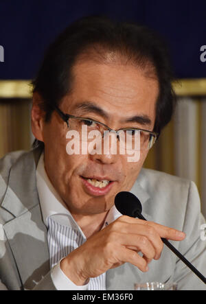 Tokyo, Giappone. Xvi Apr, 2015. Shigeaki Koga, un ex burocrate del ministero dell'Economia, del Commercio e dell'industria, parla a Tokyo's corrispondenti stranieri' Club del Giappone il giovedì 16 aprile, 2015. A causa di un suo esplicito le critiche al governo, Koga è stato trascurato e la sua carriera è deragliato in un sistema che premi rimanendo anonimi, anonimi e non far oscillare la barca. Il 59-anno-vecchio delatore recentemente è stato costretto fuori una serata TV news come commentatore perché, egli sostiene, di pressioni da parte del governo. © Natsuki Sakai/AFLO/Alamy Live News Foto Stock