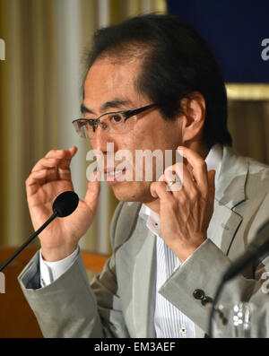 Tokyo, Giappone. Xvi Apr, 2015. Shigeaki Koga, un ex burocrate del ministero dell'Economia, del Commercio e dell'industria, parla a Tokyo's corrispondenti stranieri' Club del Giappone il giovedì 16 aprile, 2015. A causa di un suo esplicito le critiche al governo, Koga è stato trascurato e la sua carriera è deragliato in un sistema che premi rimanendo anonimi, anonimi e non far oscillare la barca. Il 59-anno-vecchio delatore recentemente è stato costretto fuori una serata TV news come commentatore perché, egli sostiene, di pressioni da parte del governo. © Natsuki Sakai/AFLO/Alamy Live News Foto Stock