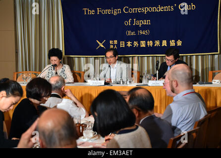 Tokyo, Giappone. Xvi Apr, 2015. Shigeaki Koga, un ex burocrate del ministero dell'Economia, del Commercio e dell'industria, parla a Tokyo's corrispondenti stranieri' Club del Giappone il giovedì 16 aprile, 2015. A causa di un suo esplicito le critiche al governo, Koga è stato trascurato e la sua carriera è deragliato in un sistema che premi rimanendo anonimi, anonimi e non far oscillare la barca. Il 59-anno-vecchio delatore recentemente è stato costretto fuori una serata TV news come commentatore perché, egli sostiene, di pressioni da parte del governo. © Natsuki Sakai/AFLO/Alamy Live News Foto Stock