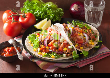 Mexican tacos di manzo con salsa di pomodoro cipolla corn Foto Stock