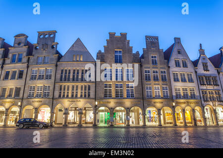 Case a capanna sulla Prinzipalmarkt nella città vecchia di Muenster, Nord Reno-Westfalia, Germania Foto Stock