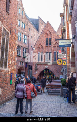 I turisti nella storica Boettcher Street nella città vecchia di Brema, Germania Foto Stock