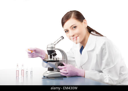 Medico donna o ricercatore scientifico mediante microscopio in un laboratorio. Foto Stock