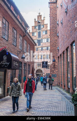 I turisti nel centro storico di Boettcher Street nella città vecchia di Brema, Germania Foto Stock