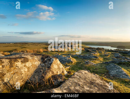 Guardando verso il Cornish campagna dal Tregarrick Tor sul bordo di Bodmin Moor in Cornovaglia Foto Stock