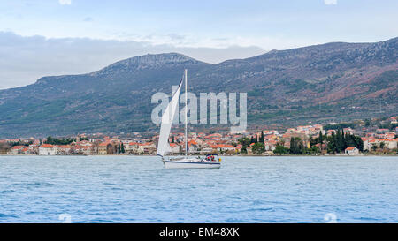 Yacht a vela sul Mar Adriatico, Croazia Foto Stock