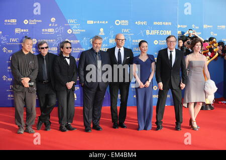 (150416) -- Pechino, 16 aprile 2015 (Xinhua) -- (L-R) i membri della giuria Ki-duk Kim, Robert Mark Kamen, Peter Chan, Luc Besson, Fyodor Bondarchuk, Zhou Xun, Fernando Meirelles e sua moglie Cica Meirelles partecipare alla cerimonia di apertura del quinto Beijing International Film Festival (BJIFF) a Pechino, capitale della Cina, Aprile 16, 2015. Il BJIFF prende il via giovedì e durerà fino al mese di aprile 23. (Xinhua/Xing Guangli) (mt) Foto Stock