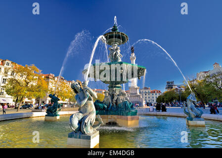 Il portogallo Lisbona: fontana al centro di Piazza Rossio (oficially Praça Dom Pedro IV) Foto Stock