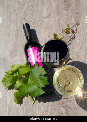 Bottiglia di vino con gli occhiali Foto Stock