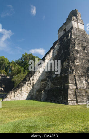 Tempio #1 (anche noto come il Tempio Jaguar) nel Parco Nazionale di Tikal; El Petén, Guatemala Foto Stock