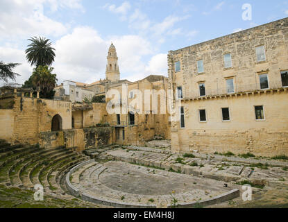 Teatro romano e la torre del Duomo di Lecce, una città storica in Puglia, Italia Meridionale Foto Stock