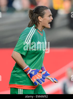 Fuerth, Germania. 8 apr, 2015. In Germania il portiere Nadine Angerer reagisce durante le donne amichevole internazionale partita di calcio Germania vs Brasile a Fürth, Germania, 8 aprile 2015. Foto: Thomas Eisenhuth/dpa - nessun filo SERVICE -/dpa/Alamy Live News Foto Stock