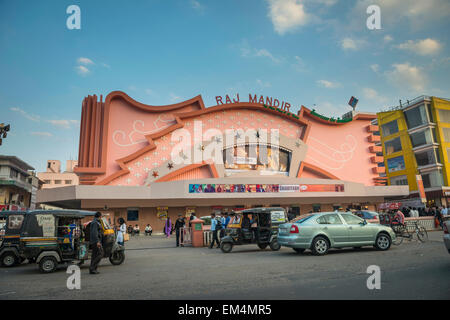 La parte esterna del Raj Mandir Cinema a Jaipur, Rajasthan, India Foto Stock